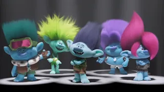 Trolls Band Together promo clip Español