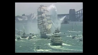 Legendarne przejście Daru Młodzieży pod pełnymi żaglami pod mostem w Sydney w 1988