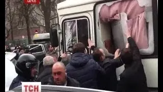 У Харкові сепаратисти напали на автобус з силовиками