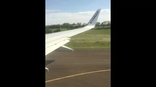 Ryanair Boeing 737-800 take off from Carcassonne