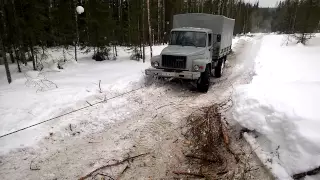 Газ 3308 ташит себя лебедкой.