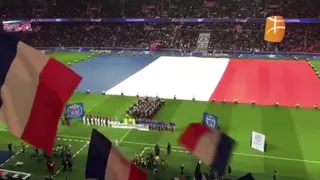 PSG-Troyes: hymnes et drapeaux en hommage aux victimes des attentats