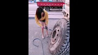 Female car mechanic changes tires Car , Cute  girl changes car tires Very Fast # 78