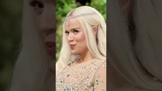 Shakira en rojo y brillantes, Karol G con orejas de hada: los looks de la Met Gala 2024