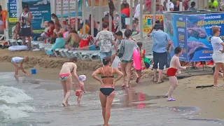 Анапа в июле. Пляж, море штормит. Запрет на купание, отдыхающих мало