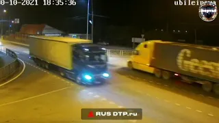 Пропуская пешехода: момент ДТП с фурой в Краснодарском крае