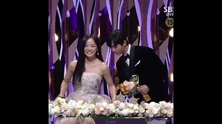 SBS drama awards 2022 - sejeong almost fell fortunately hyoseop caught her and helped with her dress