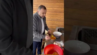 Сакит Самедов - мастер класс по приготовлению яичницы с помидорами. Самый бомбовый завтрак