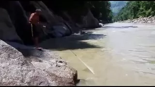 Pescando en el rio cauca : Hidro Ituango