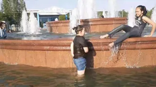 Май жара +34. Народ купается в фонтане. Астана.