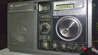 Panasonic RF-B300 vintage portable receiving BBC World Service 12095 kHz Shortwave on telescopic