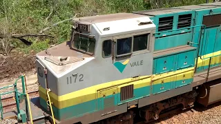 Trem carregado de minério de ferro parando para a troca de maquinista...