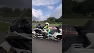 Un enfant de 3 ans pilote une grosse moto