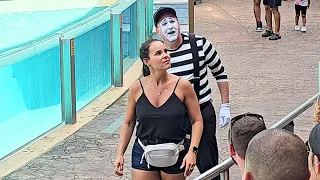 The mime Rob imitating this lost woman 😂🤣 #robthemime #seaworldmime #seaworldorlando