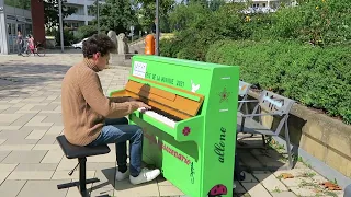 Pianist plays Medley of Pop Songs on Green Piano at Klangpromenade Berlin – Thomas Krüger