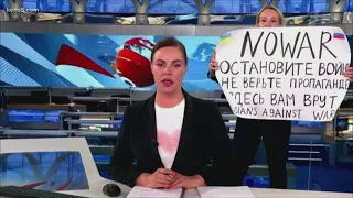 How a journalist in Russia protest invasion on television