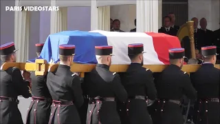 Le cercueil de Jean-Paul Belmondo quitte les Invalides sur la musique du Professionnel 9 sept. 2021