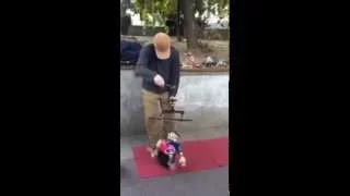 Street performer puppeteer on the street. Уличный артист кукловод на улице