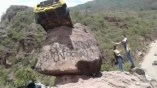 Carro colgado en una roca Via Zapatoca