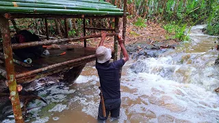 solo camping heavy rain suddenly the water overflowed very quickly while building a house