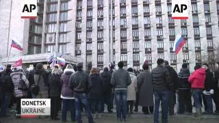 Hundreds of pro-Ukrainian demonstrators gathered in Crimea to protest against a referendum planned b