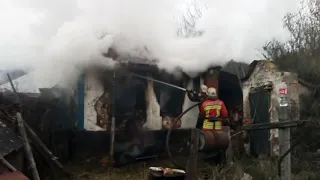 Лебединський район:  приборкуючи пожежу будинку вогнеборці врятували літню кухню та сарай