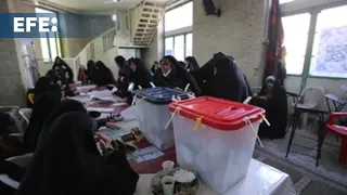 Cierran los colegios en Irán tras 16 horas de elecciones al Parlamento