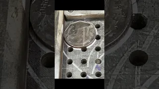 Лазерная очистка монеты от клея