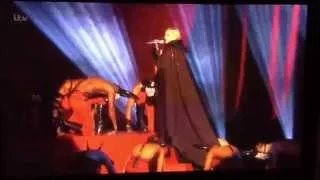 Madonna cai no palco durante os Brit Awards 2015