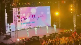 K-pop grubu olan BTOB [Üsküdara gideriken] şarkısını söylüyor!