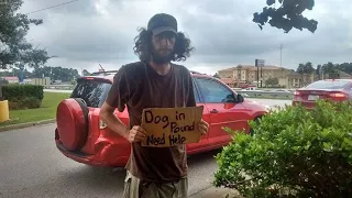 Frau sieht Obdachlosen Bettler auf der Straße, doch dann bemerkt sie das Schild in seiner Hand...