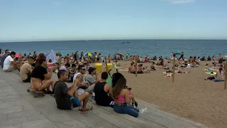 Miles de personas en las playas de Barcelona durante un fin de semana de altas temperaturas