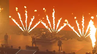 Fall Out Boy - My Songs Know What You Did in The Dark (Light Em Up) Live @ Boston, October 27, 2017