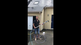 Il traite et nettoie son toit en 4 minutes chrono !