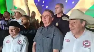 Presidente Bolsonaro no palco lotado, recebendo homenagem em Barretos.