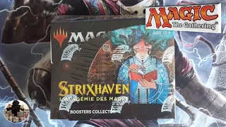 Strixhaven: 12 toplayıcı gücləndirici, Magic The Gathering kartlarından ibarət bir qutunun açılması