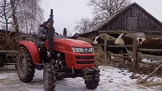 Є корови, буде й добриво.Возимо гній на город Шифендосіком. Будні села.