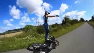 The girl on the motorcycle  Super stunts. Девушка на мотоцикле. Супер трюки.