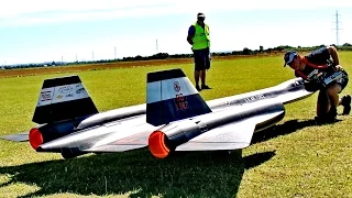 AMAZING !!! HUGE RC SR-71 BLACKBIRD LOCKHEED YF-12 / RC TURBINE MODEL JET / FLIGHT DEMONSTRATION !!!