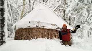 Solo Overnight In The Thatched Reed Winter Survival Shelter During Snowstorm  (87 Days episode 25)