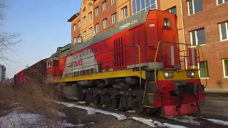 Маневровый тепловоз ТЭМ18ДМ-1299 с грузовыми вагонами