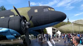 Музей военной техники на Поклонной горе под звуки бодрых военных маршей 40-х годов.