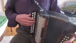 Irish button accordion: alternatives to 5-note rolls on the offbeat