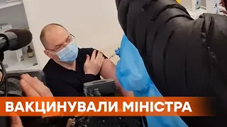 Вкололи перед камерами. Министр Степанов вакцинировался от коронавируса препаратом Covishield