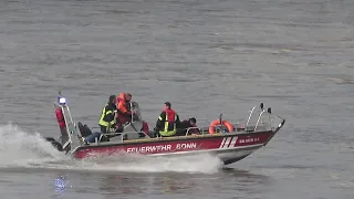 Mehrzweckboot Feuerwehr Bonn kentert + sinkt - 4 Verletzte bei Einsatz in Wesseling am 27.02.24