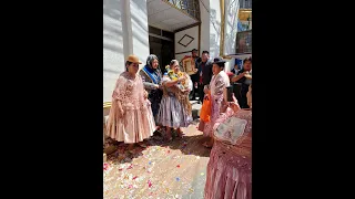 Боливийская свадьба: воскресный брачный марафон, одна церемония сменяет другую