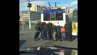 Пассажиры толкали троллейбус в Чите, чтобы объехать затор.