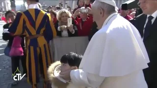 Fedeli cinesi si inginocchiano davanti a papa Francesco all'udienza