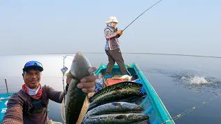 Survival Boat Fishing with Friends in Tonle Sap Lake | Amazing Creative Fishing Hook