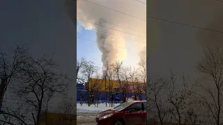 МНОГОМИЛЛИОННЫЕ УБЫТКИ! 5000 кв.м огня Горит Гипермаркет ЛЕНТА! Пожар в Томске 21 декабря 2021 года